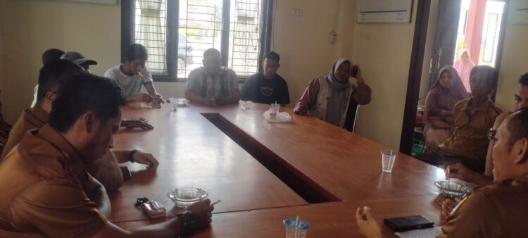Warga Paya Udeung Datangi Kantor Kades, Tuntut Tender Katering Terbuka