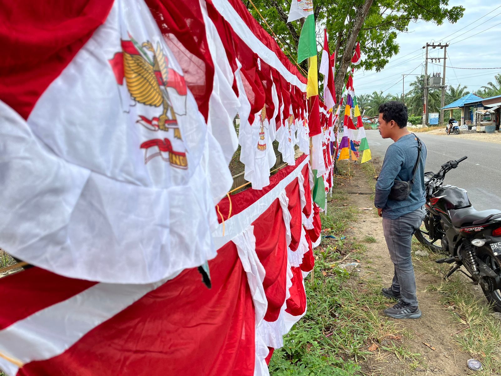 Bupati Labusel Ajak Warga Kibarkan Bendera Merah Putih