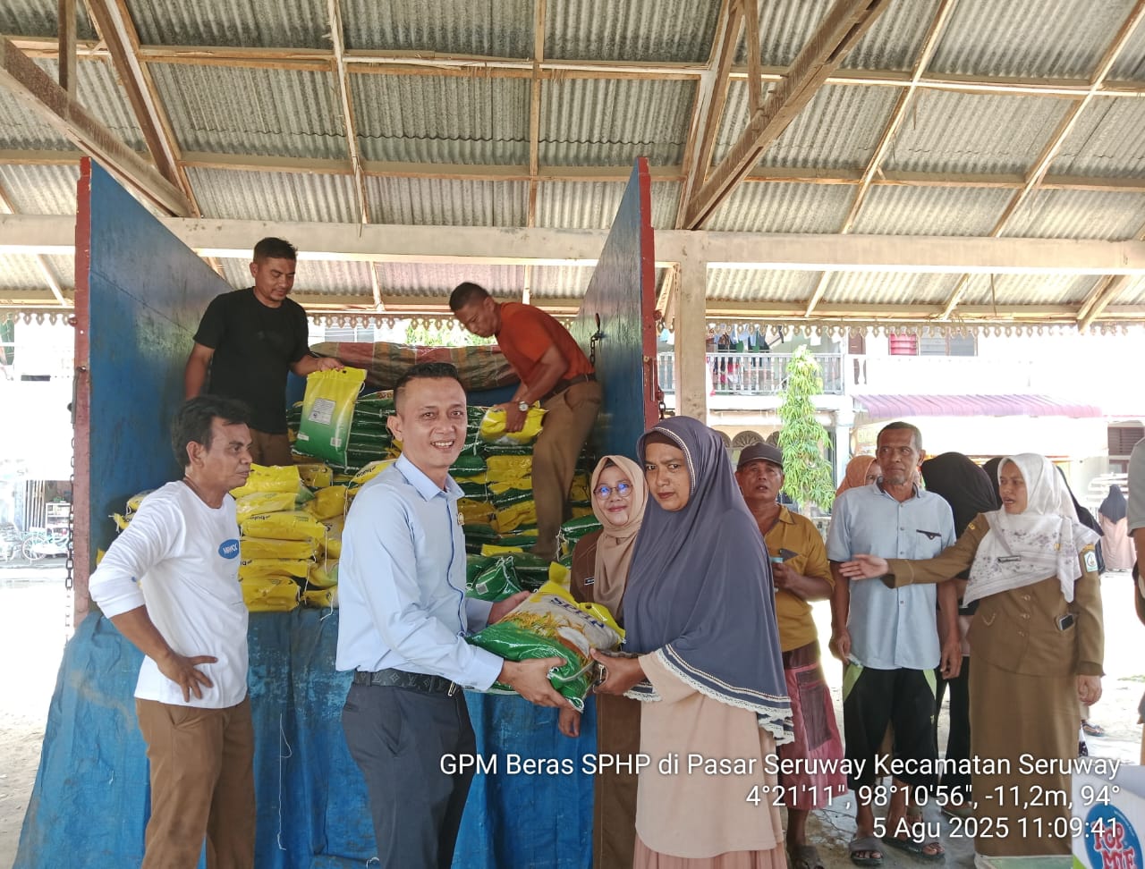 Warga Seruway Antusias Dapatkan Beras Murah
