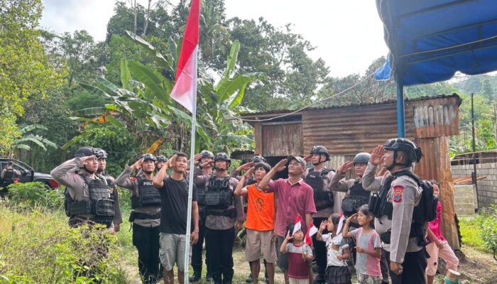 Kobarkan Nasionalisme, Brimob Kompi 4 Yon C Nias Bagikan Dan Kibarkan Bendera Merah Putih