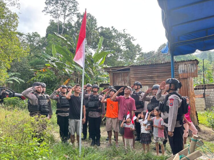 Kobarkan Nasionalisme, Brimob Kompi 4 Yon C Nias Bagikan Dan Kibarkan Bendera Merah Putih