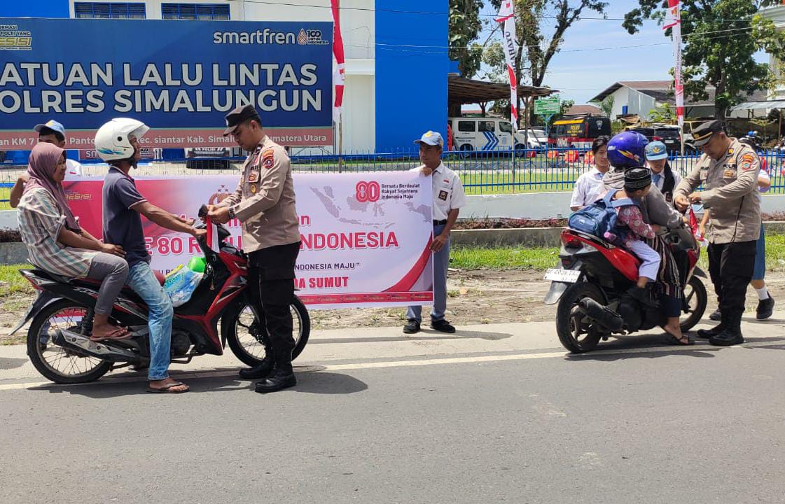 Polres Simalungun Bagikan 2500 Bendera Merah Putih Ke Pengendara