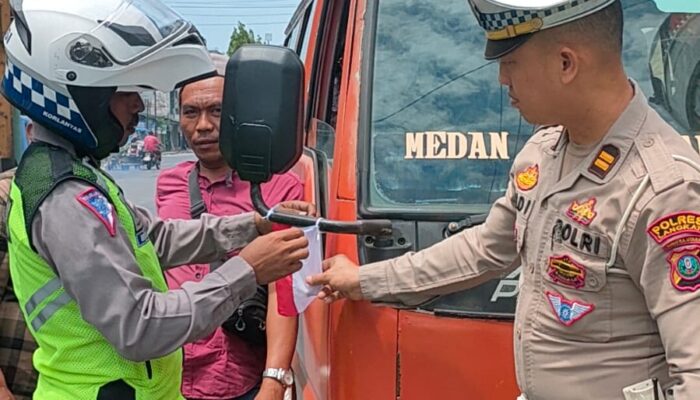 Polres Langkat Bagikan Bendera Merah Putih Di Jalan Raya, Sambut HUT Ke-80 RI