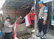 Sambut HUT Ke-80 RI, Polsek Semadam Aceh Tenggara Bagikan Bendera Merah Putih