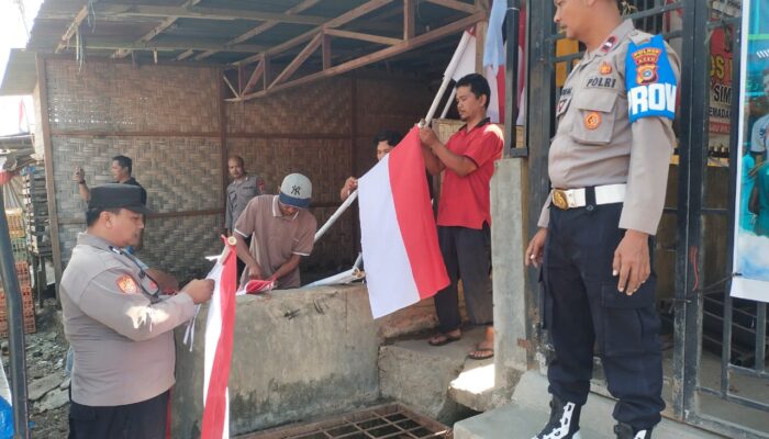 Sambut HUT Ke-80 RI, Polsek Semadam Aceh Tenggara Bagikan Bendera Merah Putih
