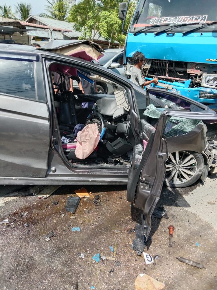 Tabrak Truk Tronton, AnggotaTNI AD Meninggal Di Tempat