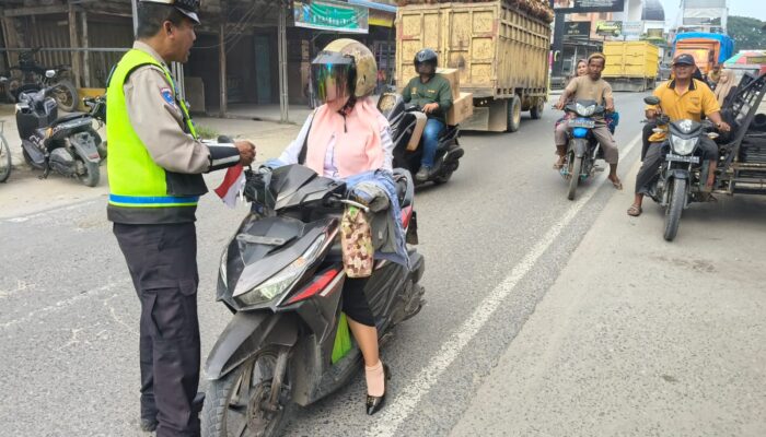 Satlantas Polres L.Batu Bagi Bendera Ke Pengendera