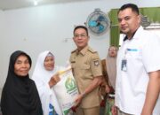 Keluarga Di Tapsel Terima Bantuan Beras Pemerintah