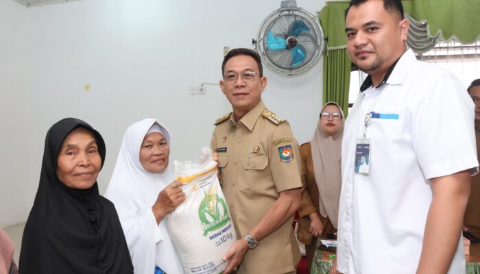 Keluarga Di Tapsel Terima Bantuan Beras Pemerintah