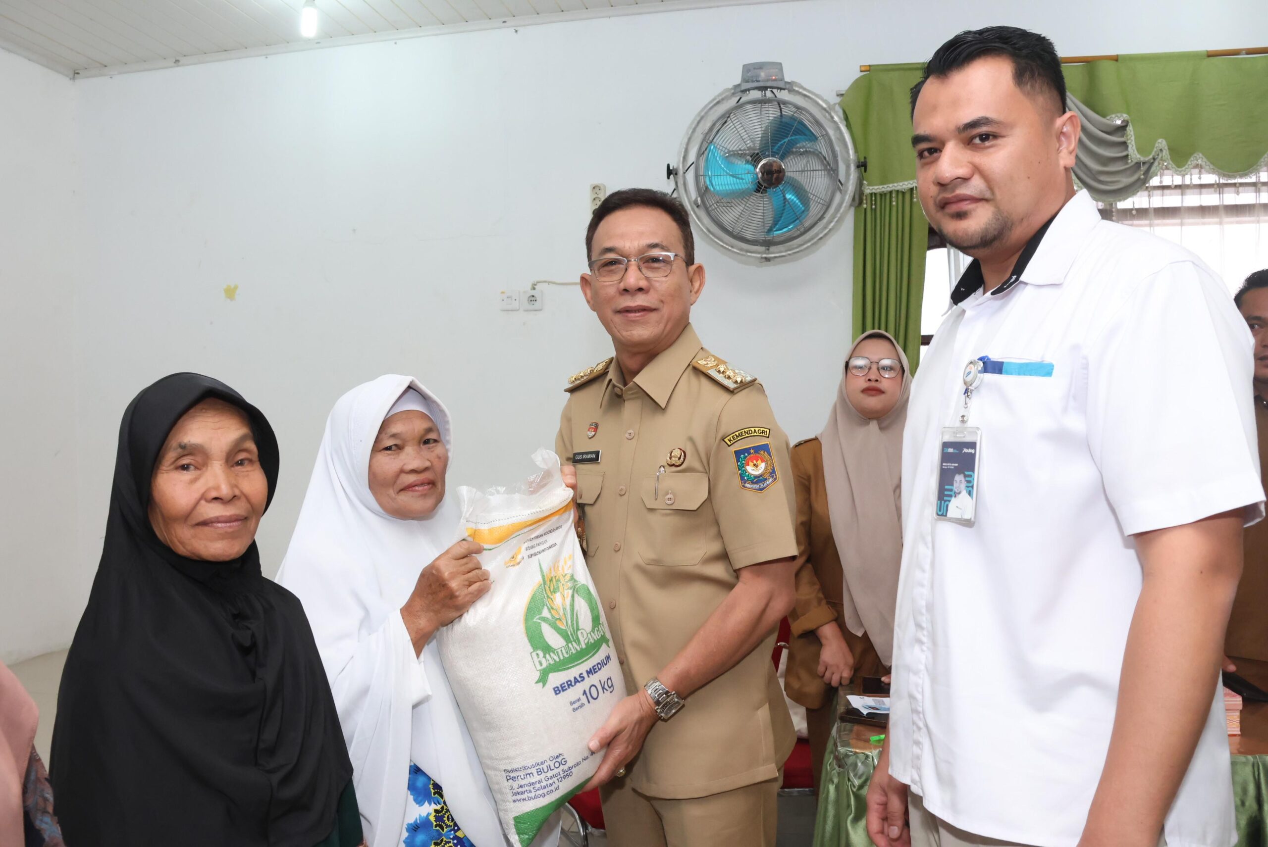Keluarga Di Tapsel Terima Bantuan Beras Pemerintah