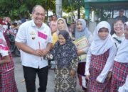 Bupati Bagikan Bendera Merah Putih Ke Warga Asahan, Gratis 3.250 Lembar