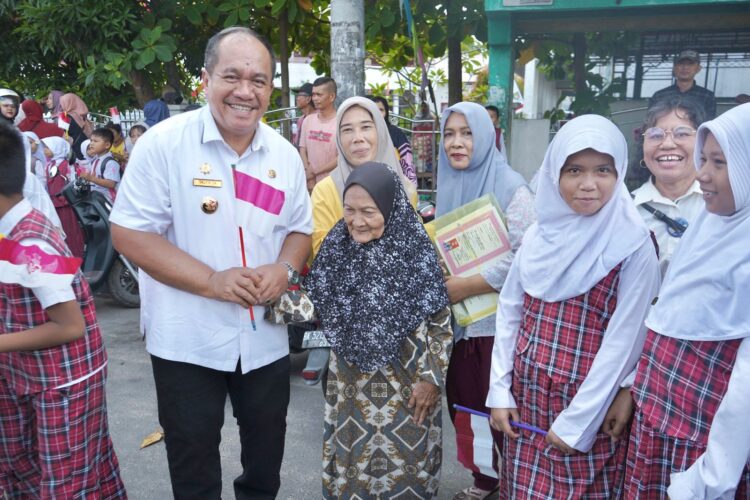 Bupati Bagikan Bendera Merah Putih Ke Warga Asahan, Gartis 3.250 Lembar