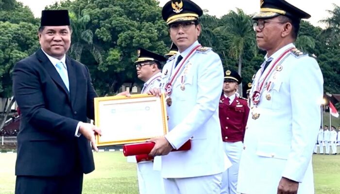 IPDN Anugerahkan Tanda Penghargaan Kepada Wali Kota Dan Wakil Wali Kota Medan
