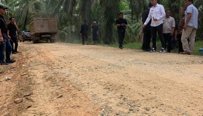 Tunaikan Janji, Bupati Labusel Tinjau Perbaikan Jalan Menuju TPA