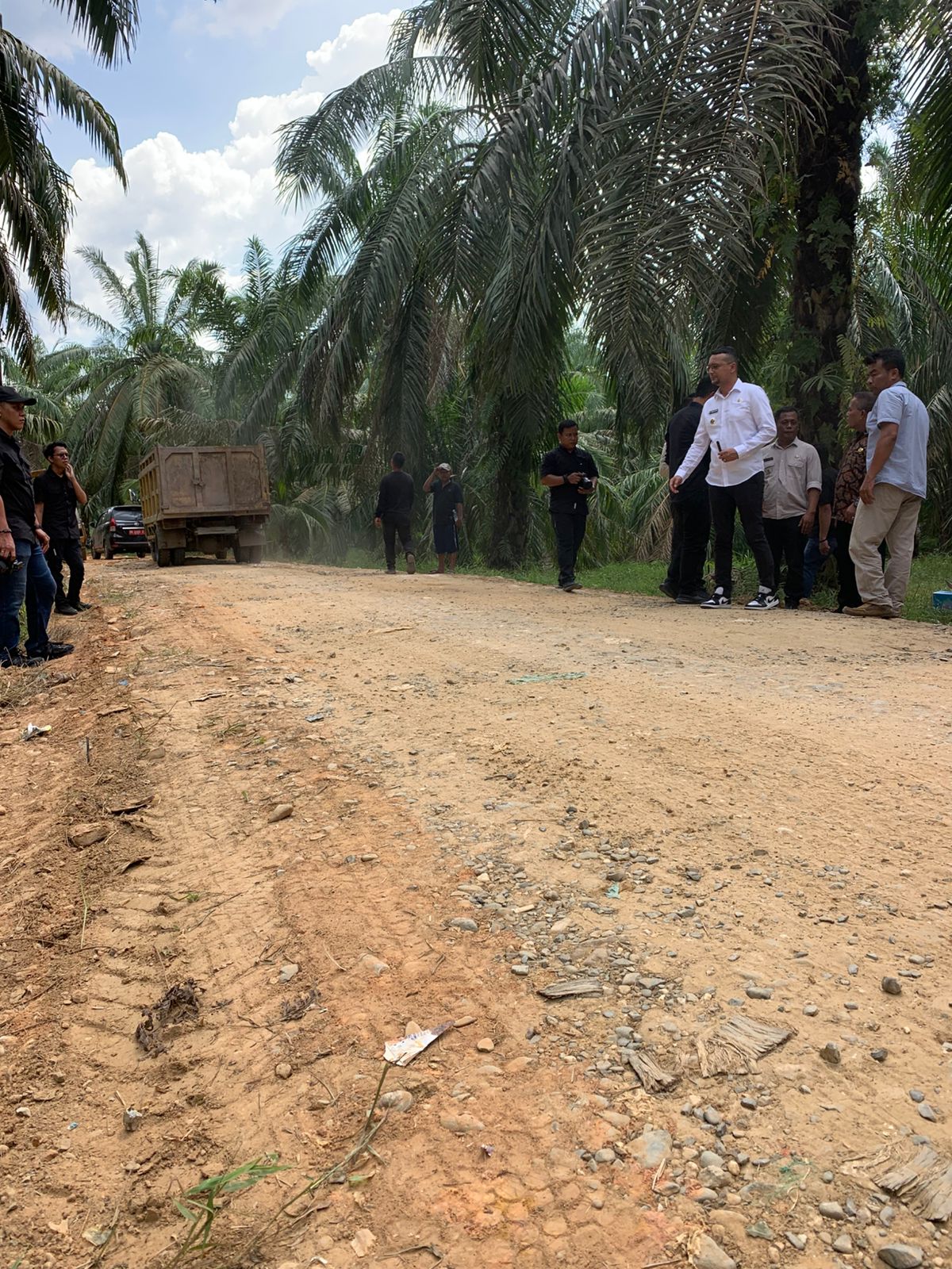 Tunaikan Janji, Bupati Labusel Tinjau Perbaikan Jalan Menuju TPA