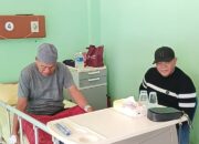 Jenguk Warga Terbaring Sakit, Ngatirin Sebut Dahnil Ginting Sosok Peduli Masyarakat