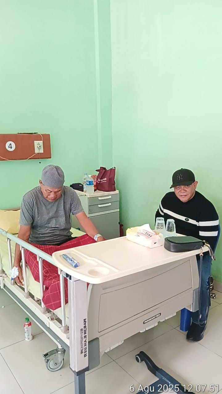 Jenguk Warga Terbaring Sakit, Ngatirin Sebut Dahnil Ginting Sosok Peduli Masyarakat