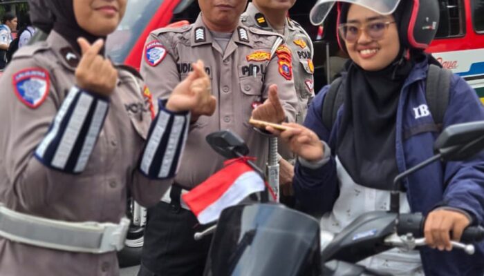 Polres Pematangsiantar Bagikan Bendera Merah Putih Ke Pengendara, Sambut HUT RI