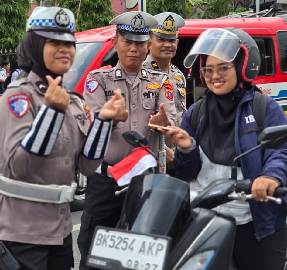 Polres Pematangsiantar Bagikan Bendera Merah Putih Ke Pengendara, Sambut HUT RI