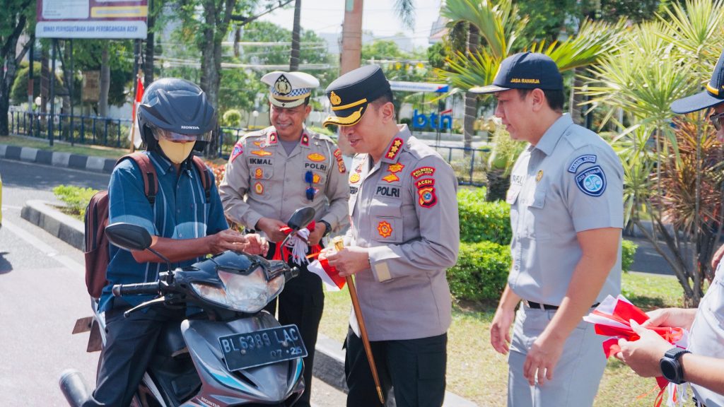 Semarakkan HUT RI, Polresta Banda Aceh Bagikan Bendera Merah Putih Ke Pengguna Jalan