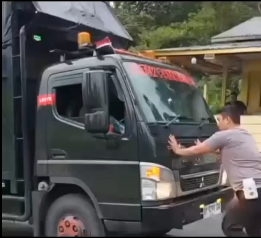 Viral, Video Truk Nyaris Tabrak Polisi Di Batu Jomba Tapsel