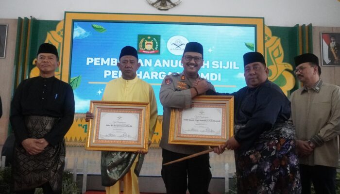 Kapolres Langkat Terima Penghargaan Tokoh Inspiratif Dari DMDI