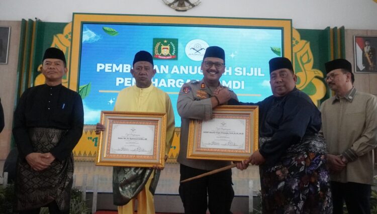Kapolres Langkat Terima Penghargaan Tokoh Inspiratif Dari DMDI