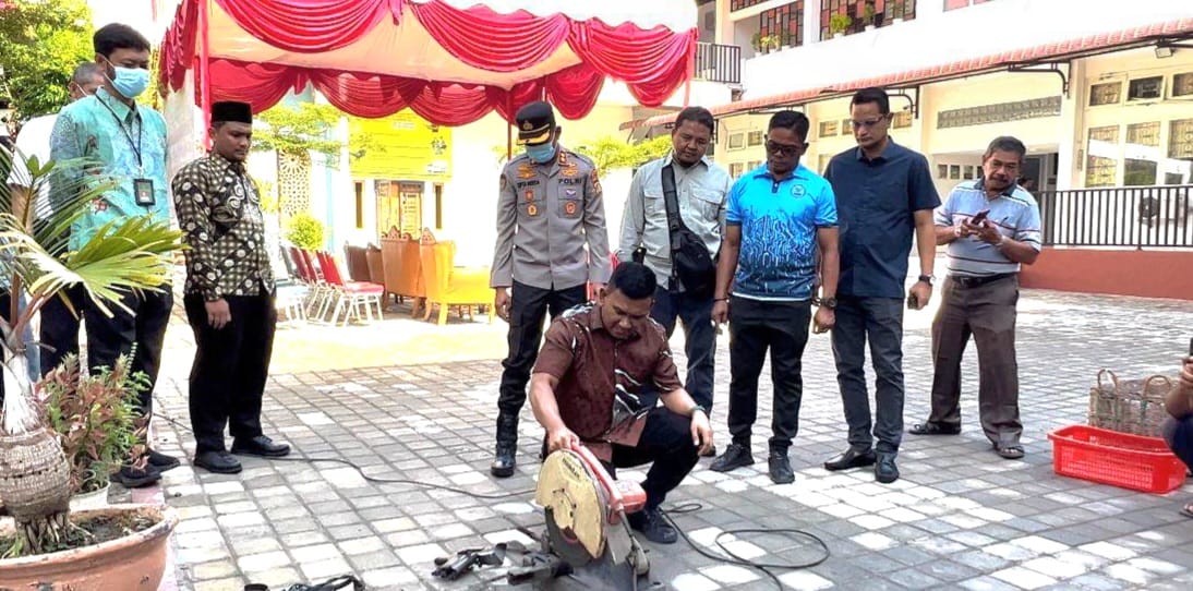 Kejari Bireuen Musnahkan Senjata Api AK 56 Dan Narkotika