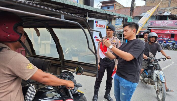 Intelkam Polres Samosir Bagikan Bendera Merah Putih