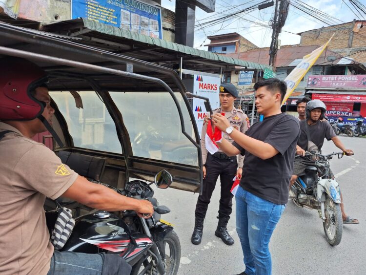 Intelkam Polres Samosir Bagikan Bendera Merah Putih