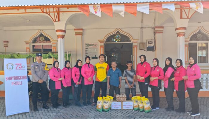 Bhayangkari Cabang Sabang Gelar Aksi Bersih Masjid Dan Bagi Sembako