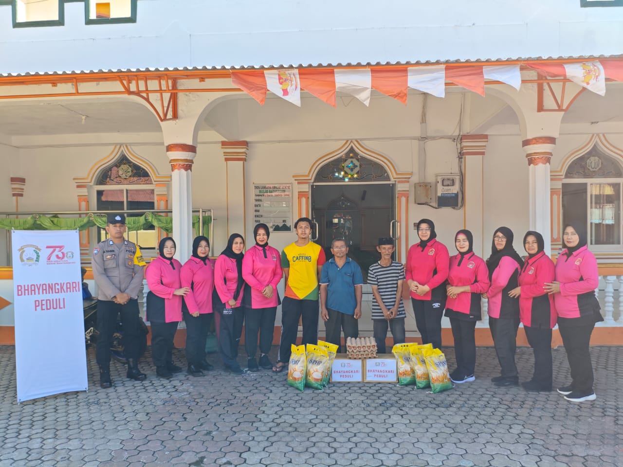 Bhayangkari Cabang Sabang Gelar Aksi Bersih Masjid Dan Bagi Sembako