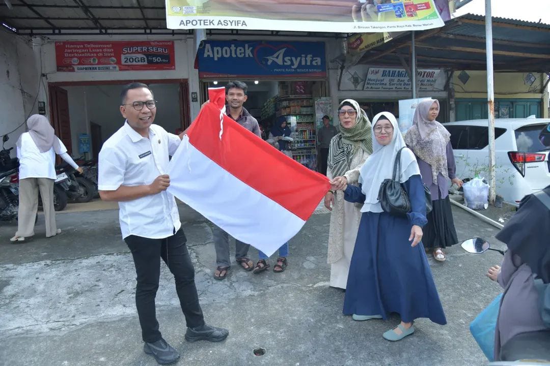 Jelang HUT RI, ASN Bener Meriah Sumbang Ribuan Bendera Merah Putih Untuk Masyarakat
