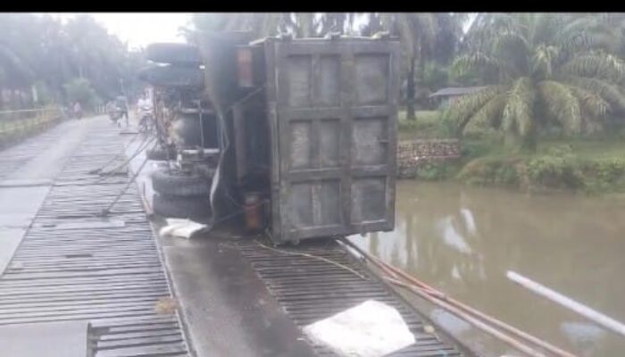 Truk TBS Terbalik Di Jembatan PTPN IV Desa Lubuk Bunut