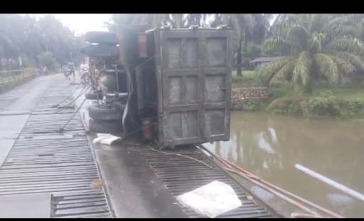 Truk TBS Terbalik Di Jembatan PTPN IV Desa Lubuk Bunut