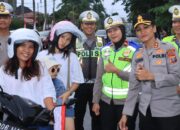 Pengendara Sepedamotor Dapat Bendera Dan Helm Gratis Dari Kapolres P.Siantar