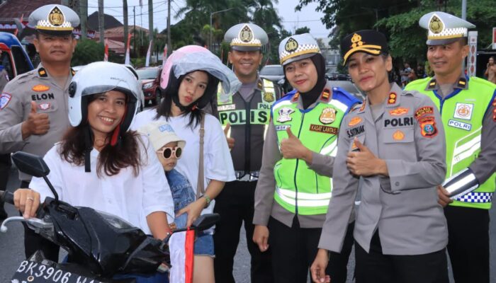 Pengendara Sepedamotor Dapat Bendera Dan Helm Gratis Dari Kapolres P.Siantar