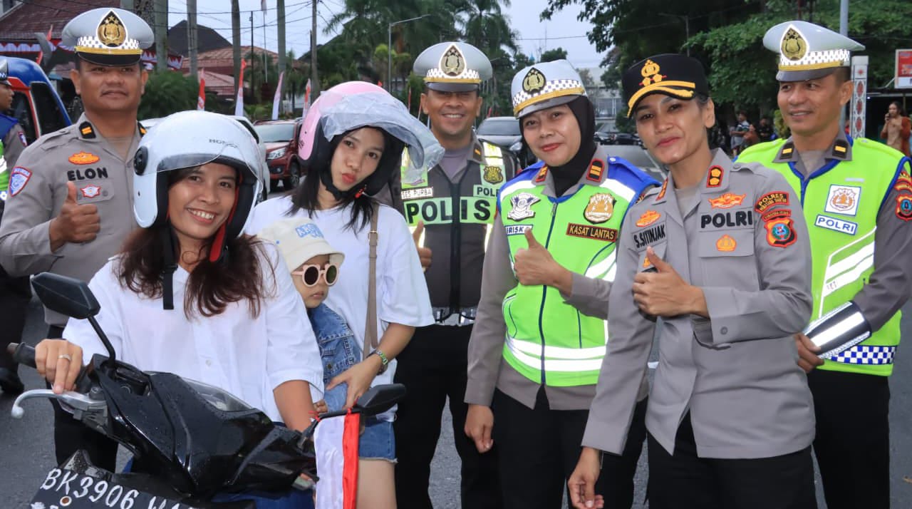 Pengendara Sepedamotor Dapat Bendera Dan Helm Gratis Dari Kapolres P.Siantar