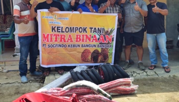 PT. Socfindo Bangun Bandar Serahkan Bantuan Peralatan Panen Ke Masyarakat