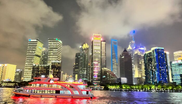 Kemilau Gedung Pencakar Langit Di Shanghai Dari Sungai Huangpu