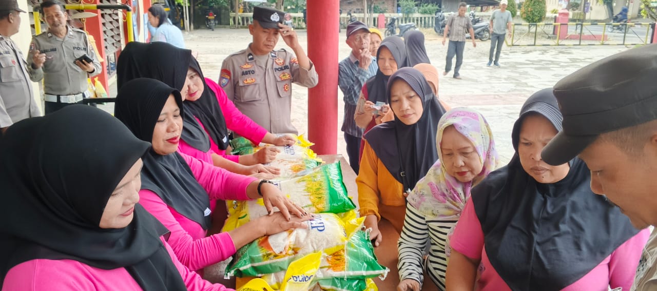 Polsek Besitang Gelar Pasar Pangan Murah Bantu Masyarakat