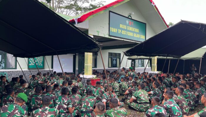 Prajurit TNI Nobar Video Peresmian Yonif TP-857/ GG