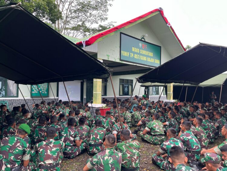 Prajurit TNI Nobar Video Peresmian Yonif TP-857/ GG