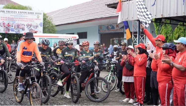 Asri Ludn Tambunan Dan Ratusan Masyarakat Gowes Bareng Di Biru-Biru