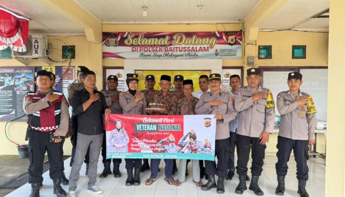 Veteran Pejuang Kemerdekaan Terima Cindera Mata Kapolsek Baitussalam