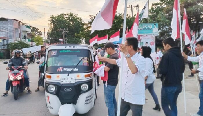 PKB Bagikan Ribuan Bendera Merah Putih Dan BBM Gratis Untuk Ojol