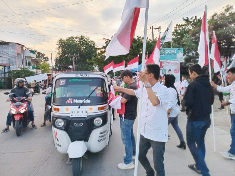 PKB Bagikan Ribuan Bendera Merah Putih Dan BBM Gratis Untuk Ojol