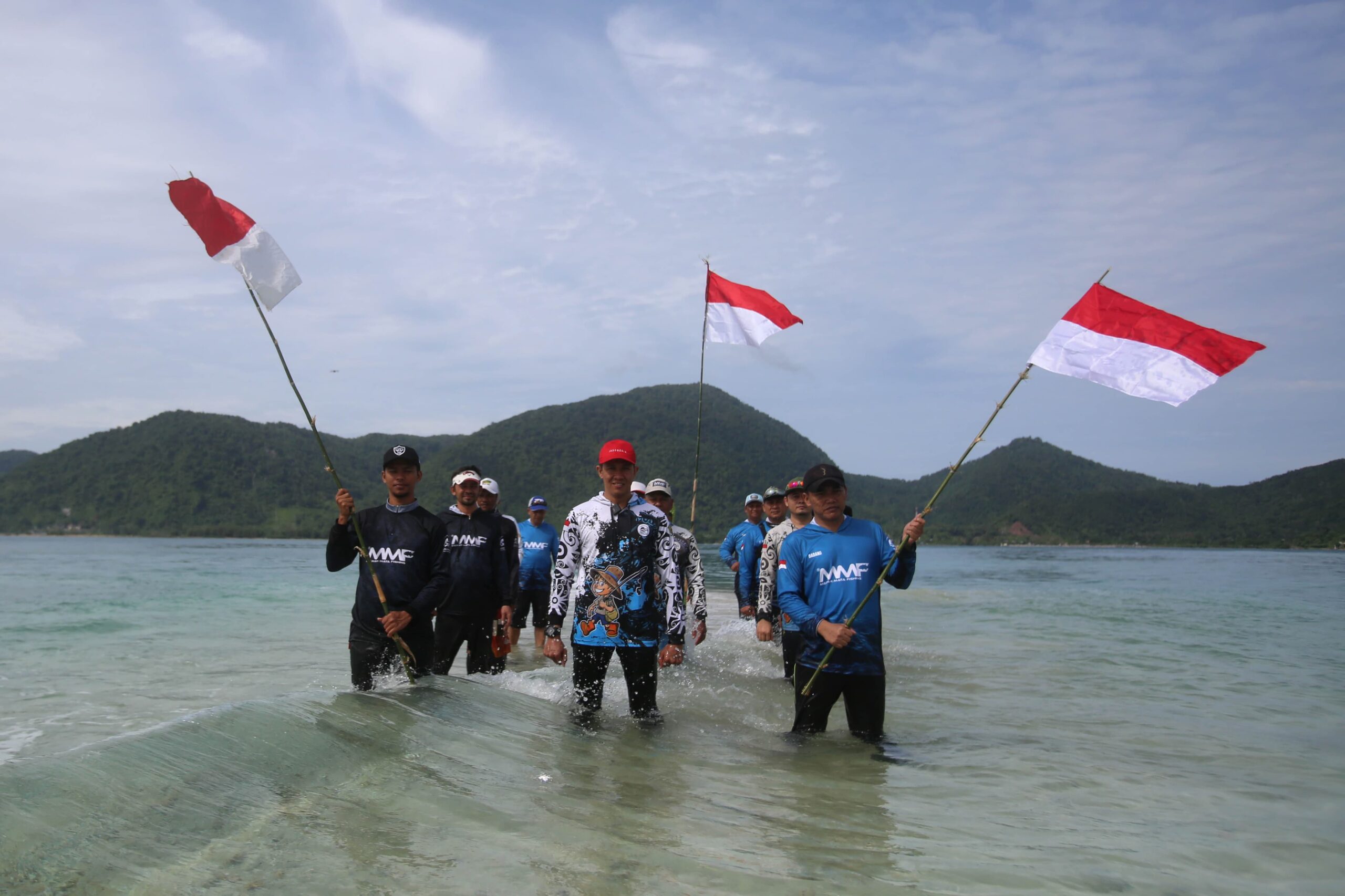 Komunitas Pemancing Merah Mata Fishing Kibarkan Bendera Di Pulau Tuan Aceh Besar