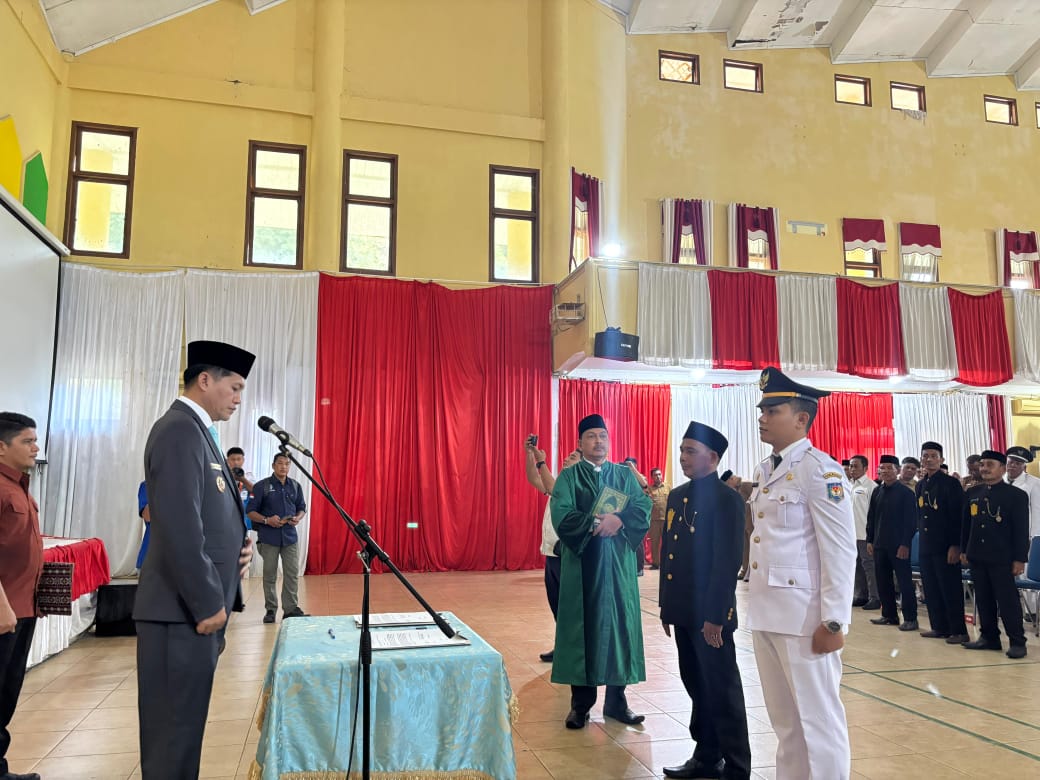 Bupati Aceh Selatan Lantik Puluhan Kepala Desa, Ingatkan Soal Transparansi Dana Desa