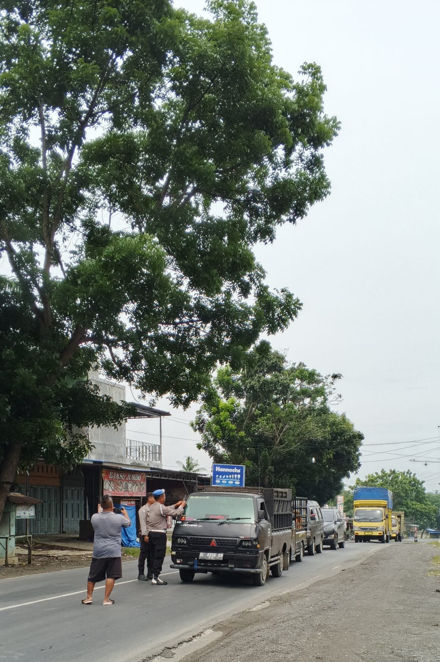Jelang HUT Ke-80 RI, Polsek Besitang Bagikan Bendera Kepada Kenderaan Yang Melintas